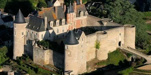 Château de Luynes vu d'hélicoptère