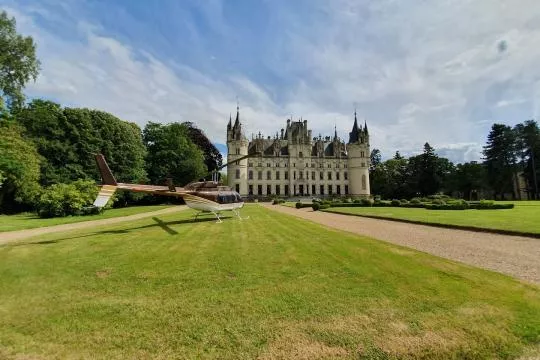 Helicopter drop-off for the bride and groom
