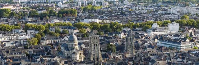 Vue aérienne de Tours lors d’un baptême en hélicoptère avec Air Touraine